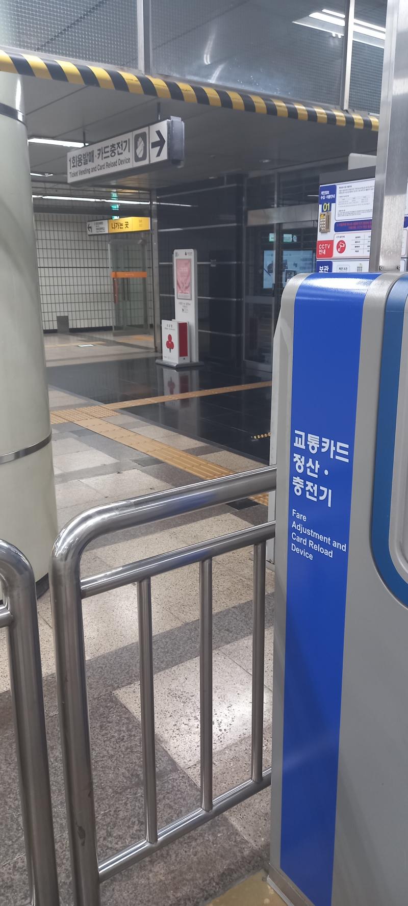 나는 괴도 비버. 너희들의 보물을 가져가겠다. 보물을 되찾고 싶거든... 조건은 나중에 생각나면 말하겠다.