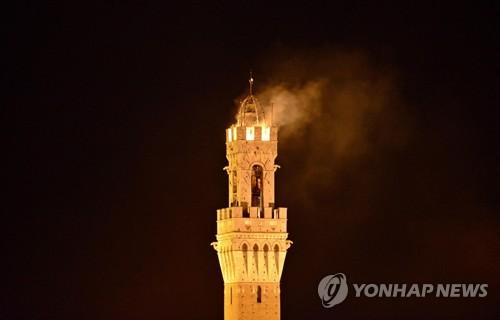 불길 치솟는 시에나 '만자탑'(Torre del Mangia)의 상층부 ...라는데 이것이 정답?! 만자탑??