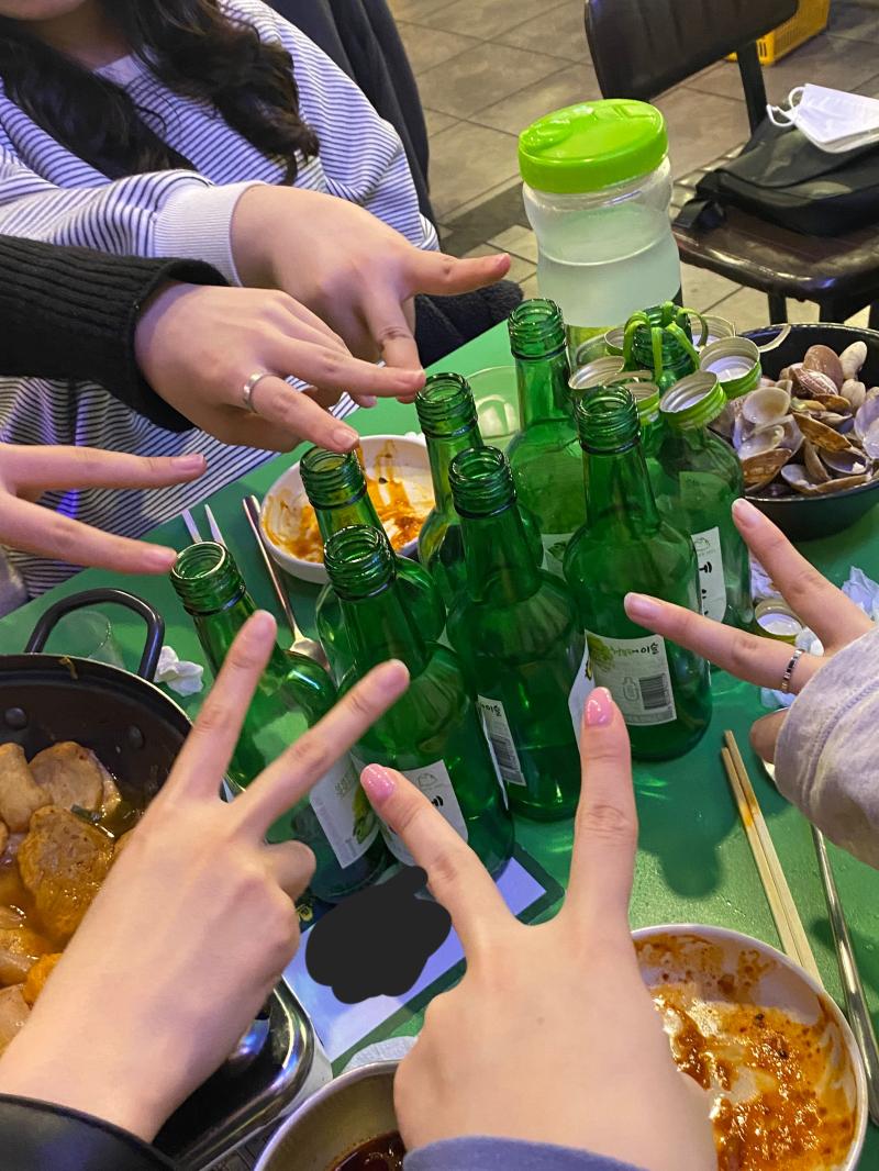 이건 8병 인증 근데 사실 6명이서 8병이면 많이 안 마신 거긴 함 그냥 보통정도?ㅎㅎ 라고 알쓰가 말함