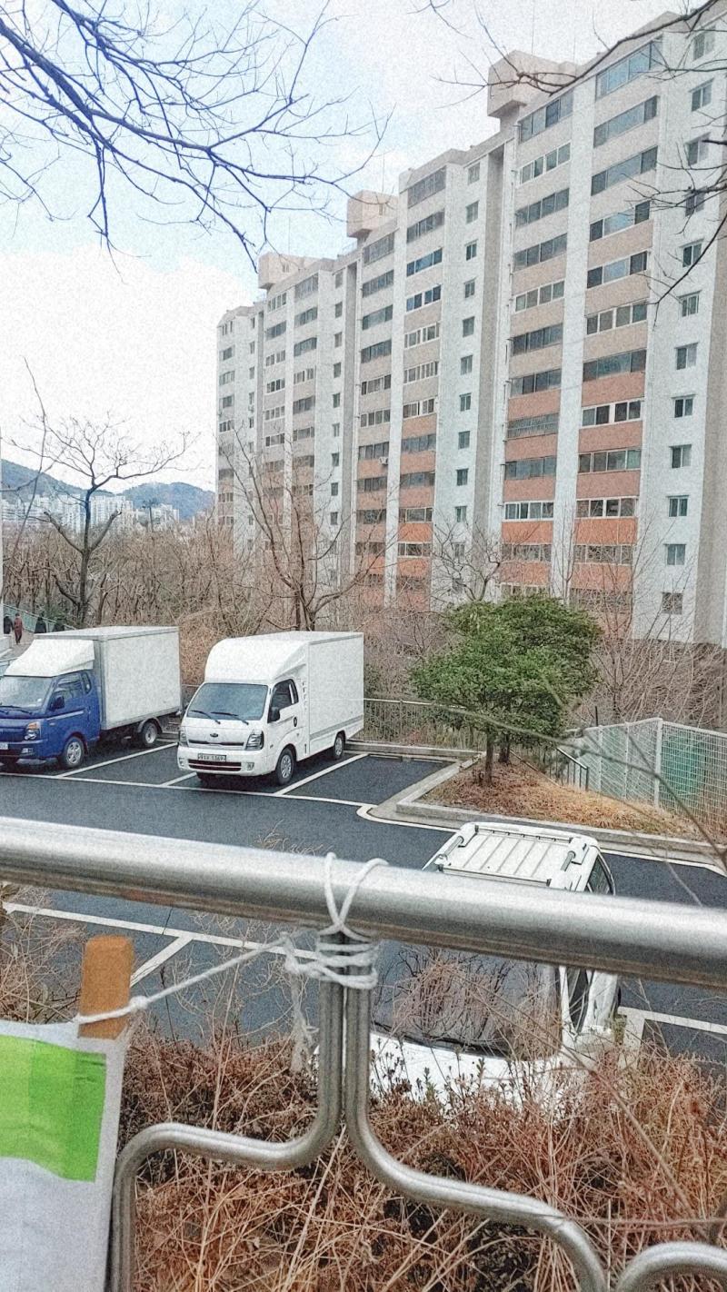 산책을 햇따. 하늘이 이뻣따. 내일 또 산책할거다.