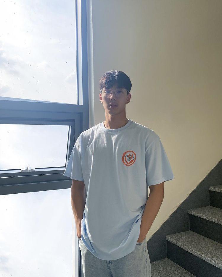 가끔은 당신들의 다정이 과분하게 느껴진다 당신들의 다정만큼 따뜻한 마음만 돌려 받았으면 좋겠다 신뢰에 금이 가고 상처 받는 일 없도록 잘못된 사