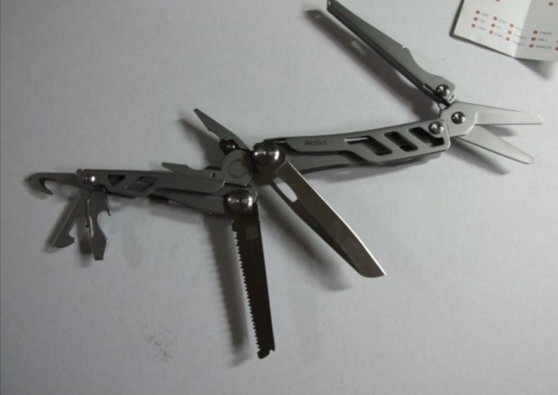 펜치형 멀티툴 제조사:NexTool 가격:약 3만 2천원 벤트클립,펜치,톱,칼,-자 드라이버,병따게,깡통따게등등이 있어서 가격대비 생각해봤을때 