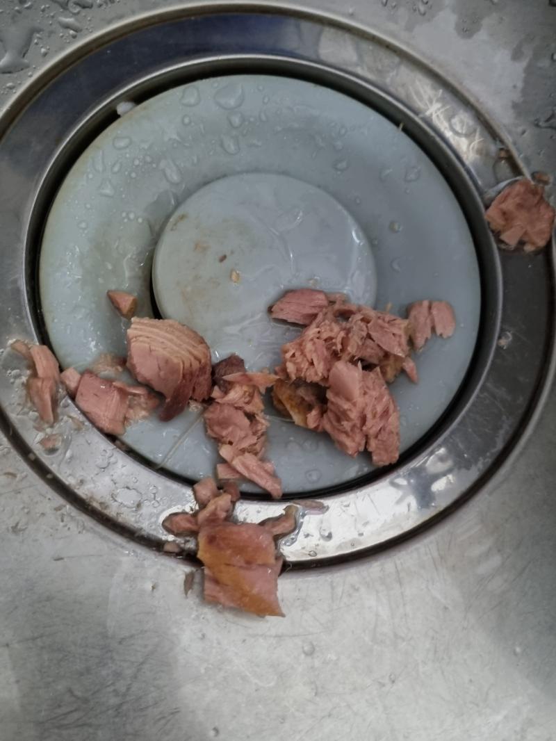 헐 참치까다가 다 흘렸어