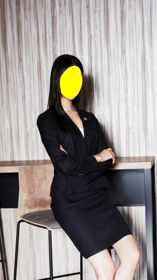 중단발 생머리. 치마정장 차림. 키는 163