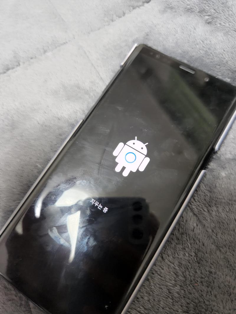 아기다리고기다리던 새 폰이 왔다!!!!!!!! 격리 기간에 와서 하루종일 설정하고 있어도 된다는 게 좀 좋네 ㅋㅋ 안녕... 나의 대학시절부터 