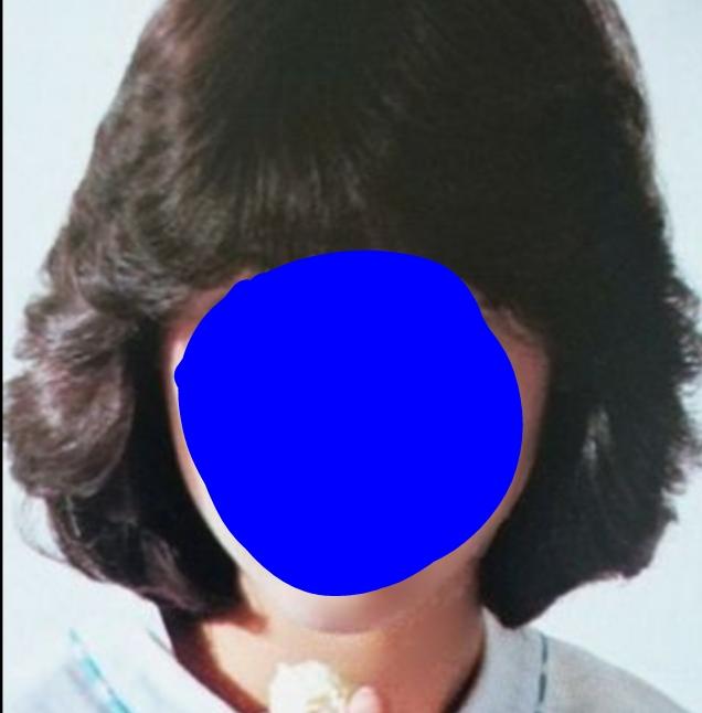 사진같은 느낌으로 뽕이 잔뜩 들어간 단발머리. 귀여운 얼굴로 키가 작게 생겼지만 의외로 키 큼. 160 후반대. 마른 체형이고 사연있게 생김.