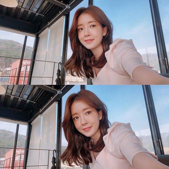 어차피 만나지도 못할 이상형.. 일단 적어라도 본다면 나는 언니같은 분위기 나는 청순한 온미녀 스타일 좋아해 사진은 정인선 배우님!