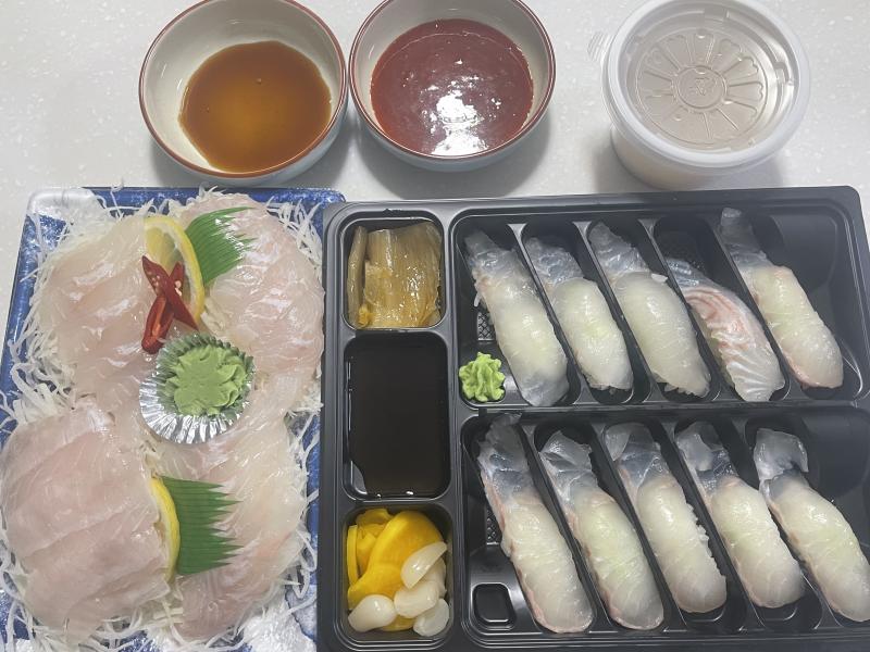 오늘 저녁 광어 초밥+광어회 먹음 (저거 혼자서 다 먹음 아빠는 연어회 ㅋㅋㅋ) 한 3-4일 전부터 너무 먹고 싶었음 아빠는 사주려고 했는데 내