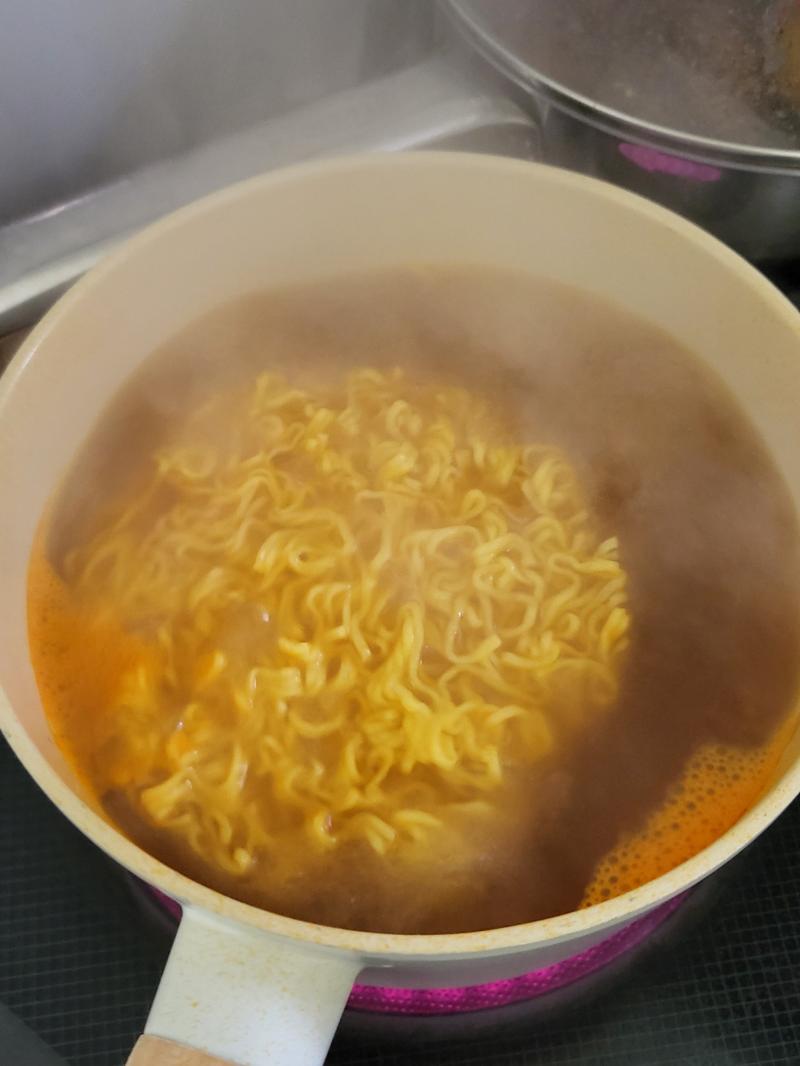 스프 털어넣고 면까지 넣으면!