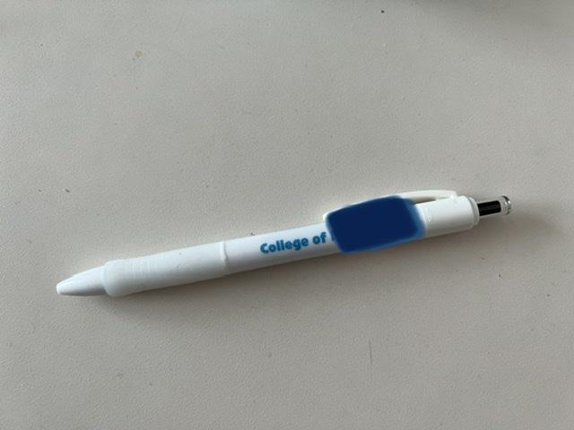 책상 참 더럽네 ㅎ... 과에서 준 거... 감사하지만 내년에서야 쓸게요 에타볼때마다 공부 자극받는 거 예저에 대나무숲 보면서 공부자극받던거랑 