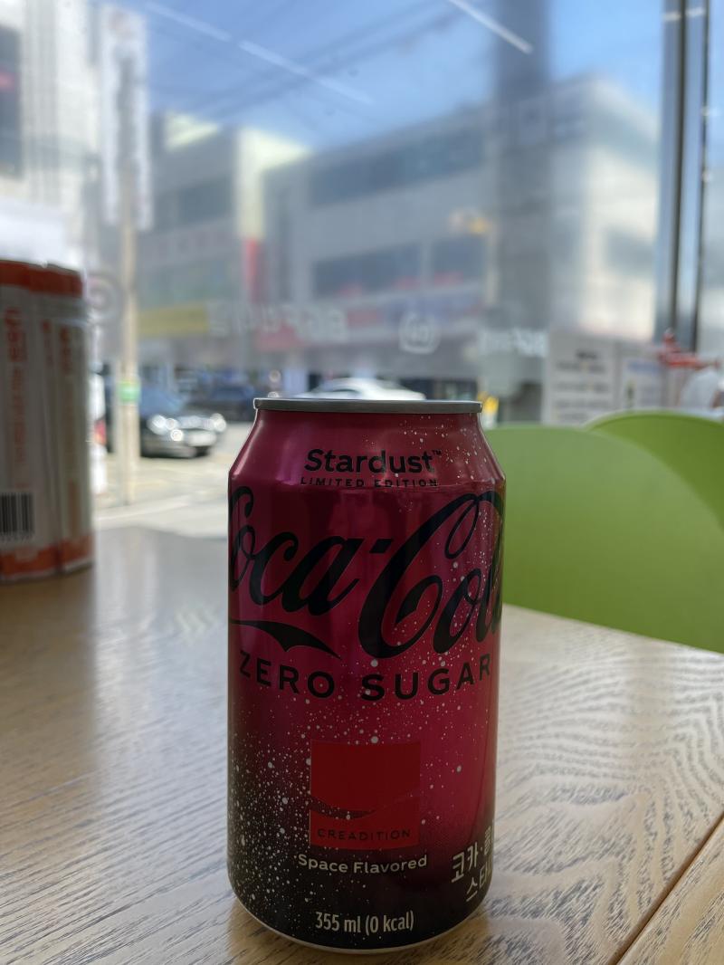 편의점 갔는데 스타더스트 콜라 있어서 헐레벌떡 샀음ㅋㅋㅋㅋ 맛은 죠타로 옆에서 제로콜라 먹는 맛