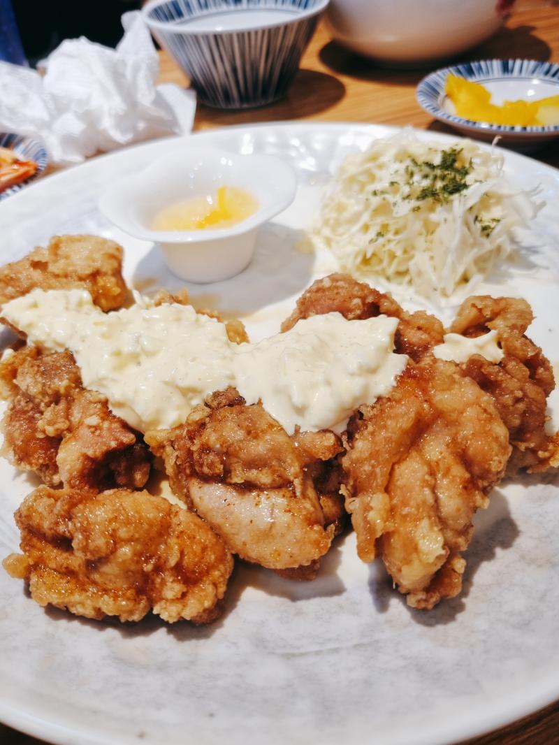 오늘 도착하니 룸메 언니들 저녁 먹으러 나갈 준비 하길래 냉큼 따라가 맛집에서 식사함 카레 우동 최고였고 나올 때 카운터의 사탕이 알록달록하니 