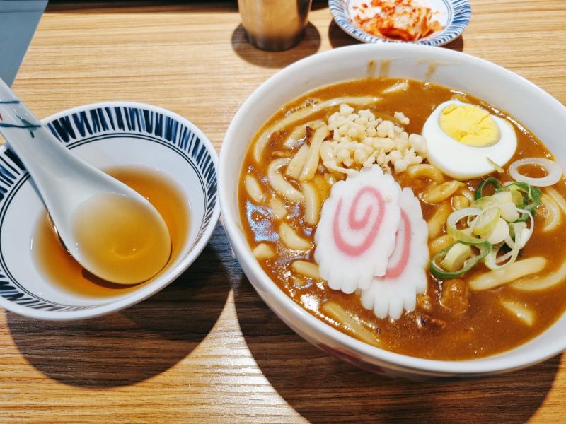 오늘 도착하니 룸메 언니들 저녁 먹으러 나갈 준비 하길래 냉큼 따라가 맛집에서 식사함 카레 우동 최고였고 나올 때 카운터의 사탕이 알록달록하니 
