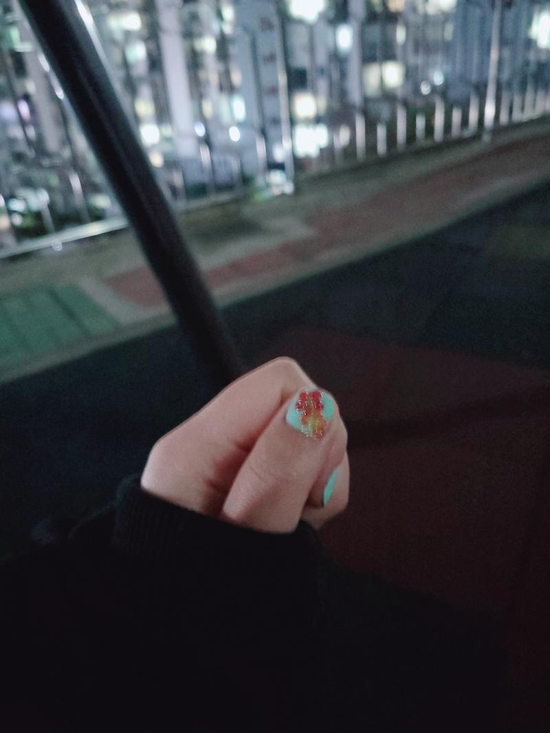 어이없어 동생이 네일 해준다길래 그려~하고 손 줬더니 엄지 이래놓음ㅠㅠㅜ산책 나왔는데 정말 남 보여주기 부끄러운 네일 원탑이다 이런 색 네일은