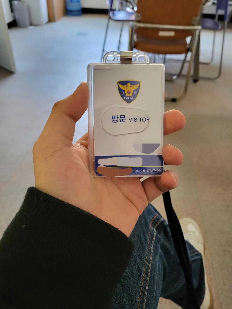 안녕~ 1이야 관할 서에 출석하러 왔어 후딱 끝내고 회사로 돌아가서 편의점 빵이나 옴뇸뇸하려고 했는데 역시 경사 분들도 점심시간이 12시부터 1