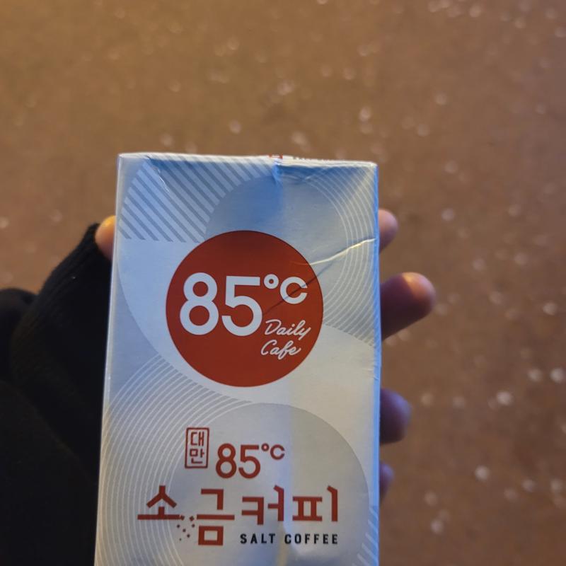 어이없어 배고파서 소금커피 샀는데 빨대 실종돼서 못 마심ㅋㅋㄱ큐ㅠㅠㅠ저번엔 뚜껑 못 열어서 못 마시고...왜이러니..... 그래서!! 같이 산