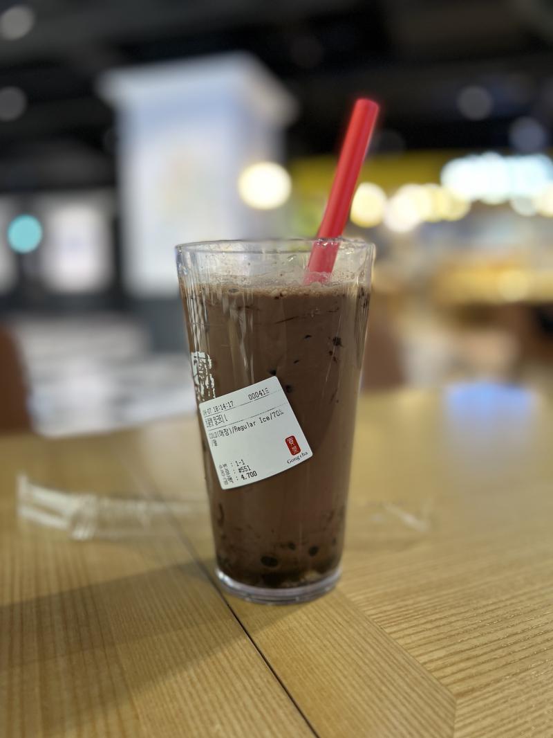 공차 초코 버블티 내 입맛은 아님 아마스빈 초코 버블티가 나을듯 항상 공차는 먹다보면 묘한 2% 부족한 단 맛으로 실망감을 줘 물론 설탕 양 시