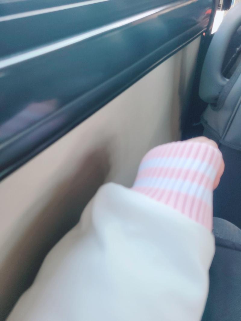 과잠 딸기 우유색..! 가는 길마다 다 쳐다봐서 좀 부담스러버..ㅋㅋㄱ큐ㅠㅠㅠ들고다니기 거슬려서 걍 입었는데 쪄죽것음 흑흑 10월쯤에야 꺼낼 수