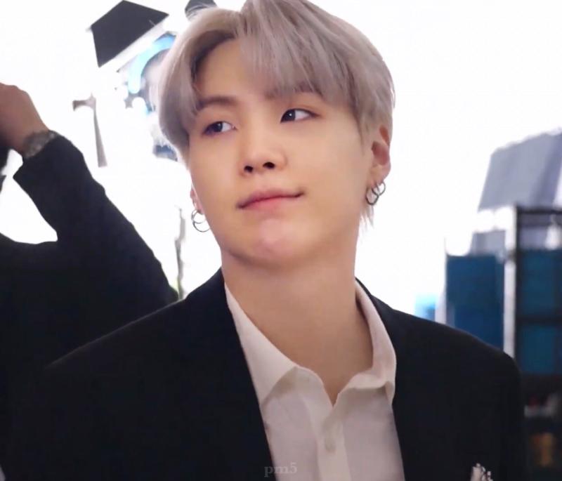 그리고 요즘 시끄럽던데... 방탄이 벌어들인 외화가 얼만디요...ㅋㅋ 죽어가는 나라 경제 살려줫더니 멍청한 것들이 그걸 또 폄하하고... 남 잘