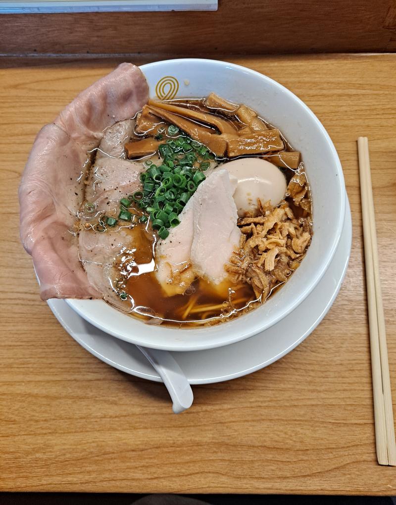 그리고 이건 오늘 저녁 또멘,,, ㅎㅎㅎ 전에 간 곳이랑 다른 집입니당 여기서는 소유라멘을 먹었구요 여기는 마늘 후레이크를 줘요 난 라멘에 마늘