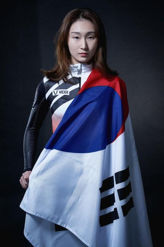 난 쇼트트랙 국가대표 최민정 선수! 잠금은 그냥 국대 프로필이고 홈화면은 베이징 올림픽 1500m 금메달 딴 직후야 의도한건 아니지만 잠금화면을