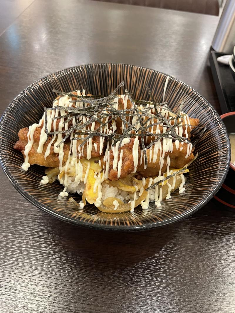 4/20 저녁 이번엔 홍대돈부리에 가서 가라아게동 먹어봤어...! 근데 비싸기만 하고 맛은 치킨마요 덮밥이랑 차이가 없는거 같아 가성비가 좀..