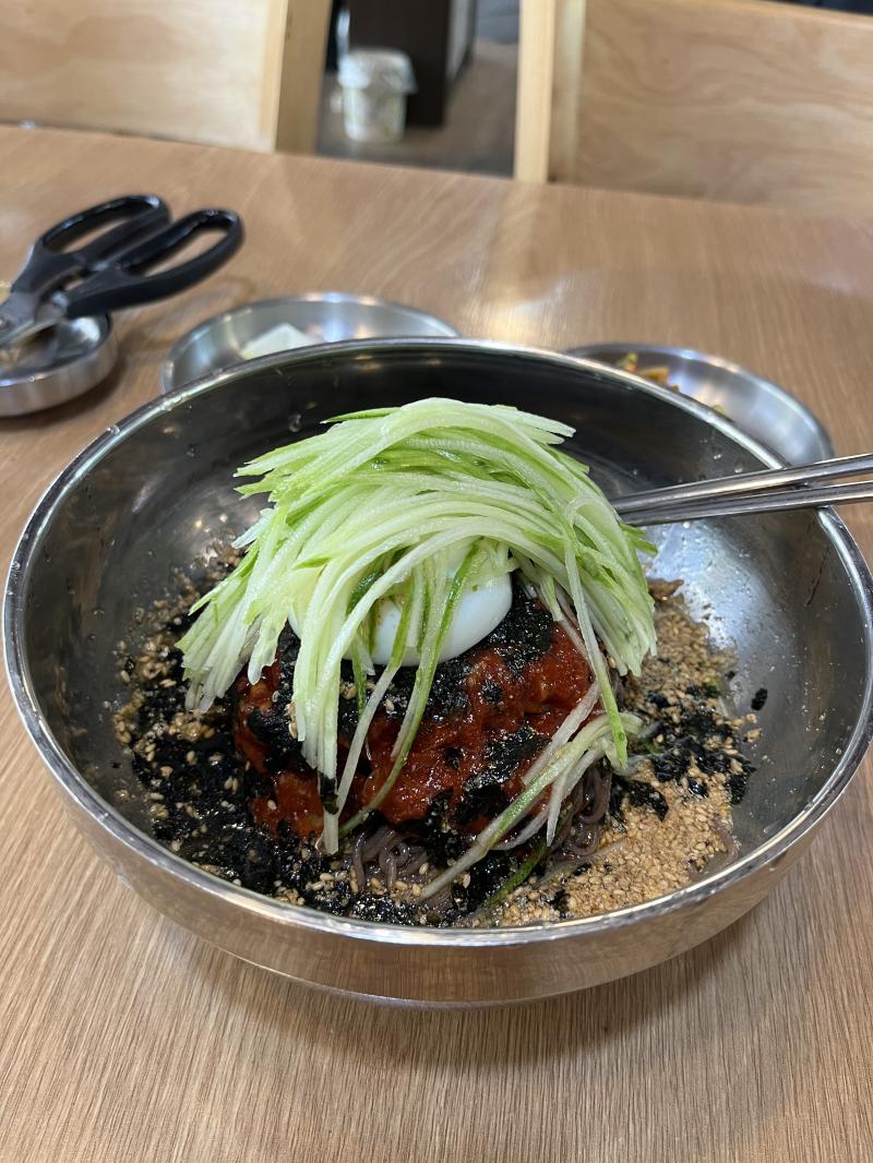 4/20 점심 오늘은 막국수 먹었는데 점심시간이라 사람 꽉 차 있는데서 나 혼자 혼밥했어ㅋㅋㅋㅋ 비빔 막국수 시켰는데 기대 이상으로 너무 맛있었