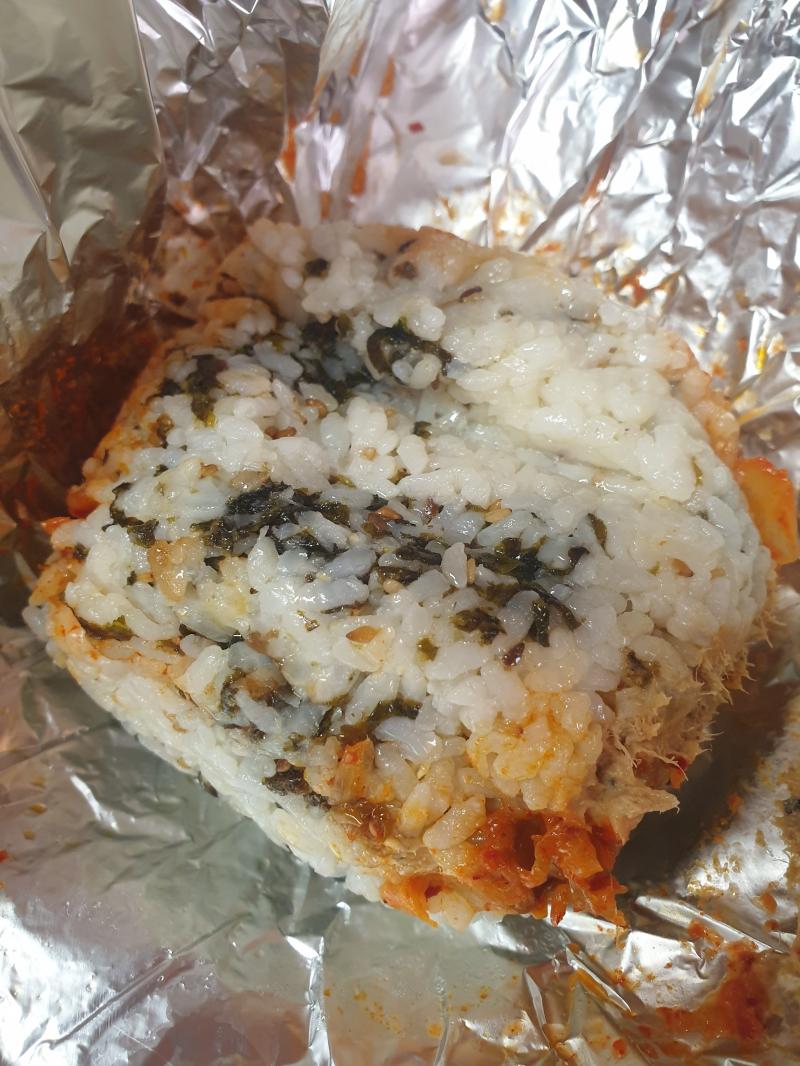 이거 얘기만 풀고 바로 마저 공부해야지!! 어제 룸메랑 수다 떠는데 갑자기 기숙사에서 안내방송이 나왔어 6시부터 선착순으로 밥버거를 지급하니 사