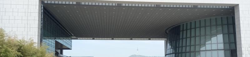 이 멋진 건물은 무엇일까? 그래. 맞아. 국립중앙박물관이야. 밑에는 사람들이 많이 있어서 혹시 몰라 잘랐어. 국립중앙박물관 좋지. 상설전시는 무