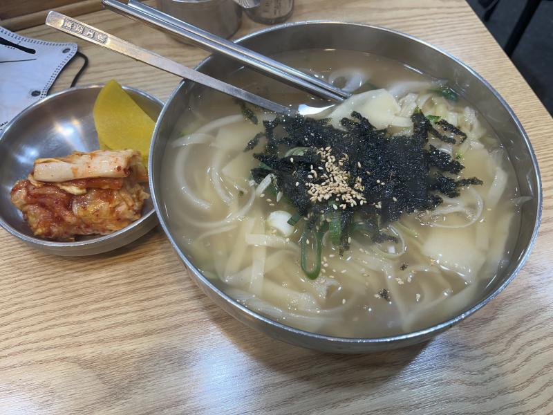 4/24 저녁 저녁은 칼국수집에서 칼제비 먹었어! 이 칼국수집 자주 오는데 여기가 ㄹㅇ 가성비 맛집! 양도 많고 맛있어 근데 생각해보니까 어제부