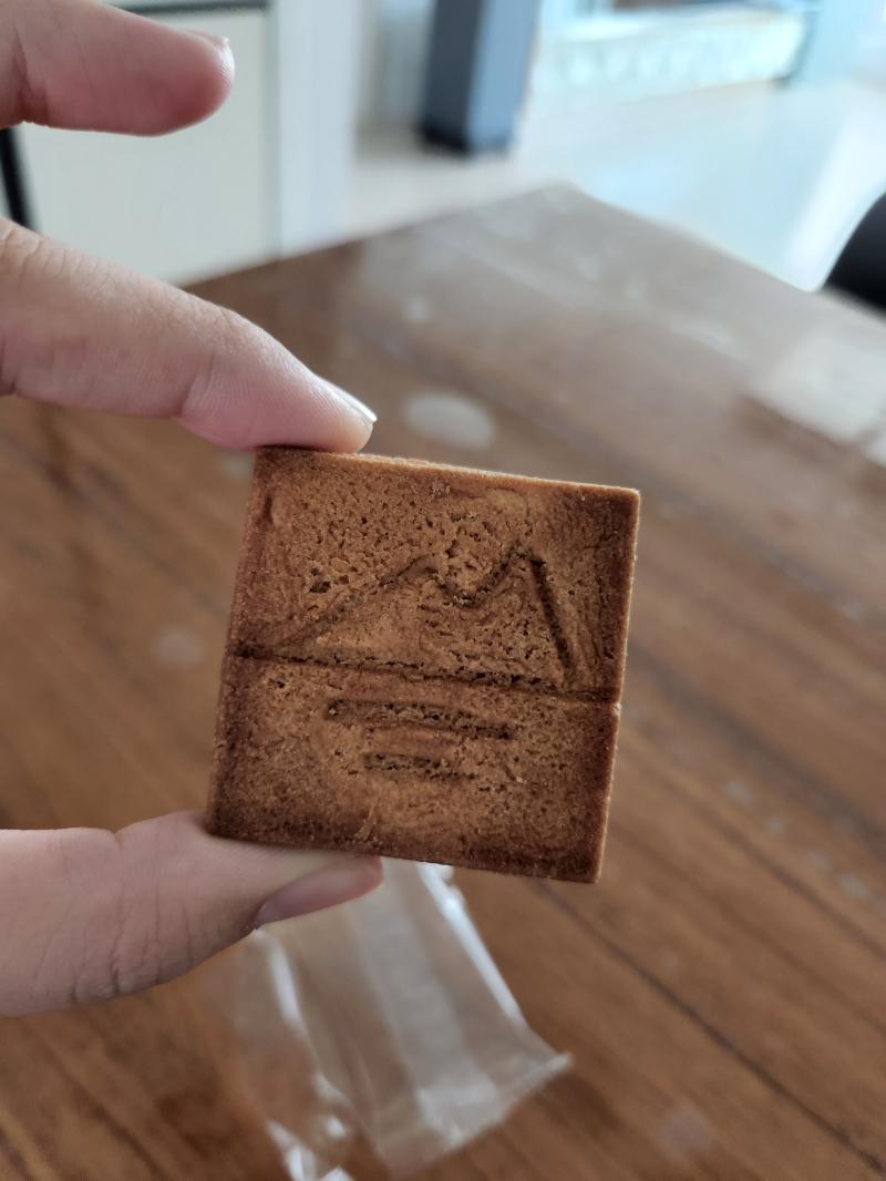 맞아... 어제 숙모가 마음쿠키인가 요즘 핫한 쿠키라고 사서 하나씩 나눠주길래 오늘 먹어봤는데 그냥...저냥...? 맛있긴 한데 줄 서서 사먹을