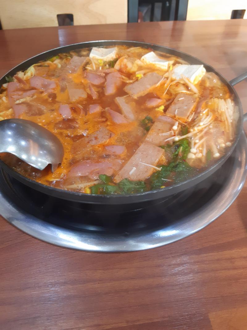 우선 나 오늘 급식못먹어서 학교끝나고 혼자 부대찌개 먹으러옴 직원분이 내 말 듣고 진짜로 한분만 오셨나고 물어보심...참고로 2인분 다 헤치움