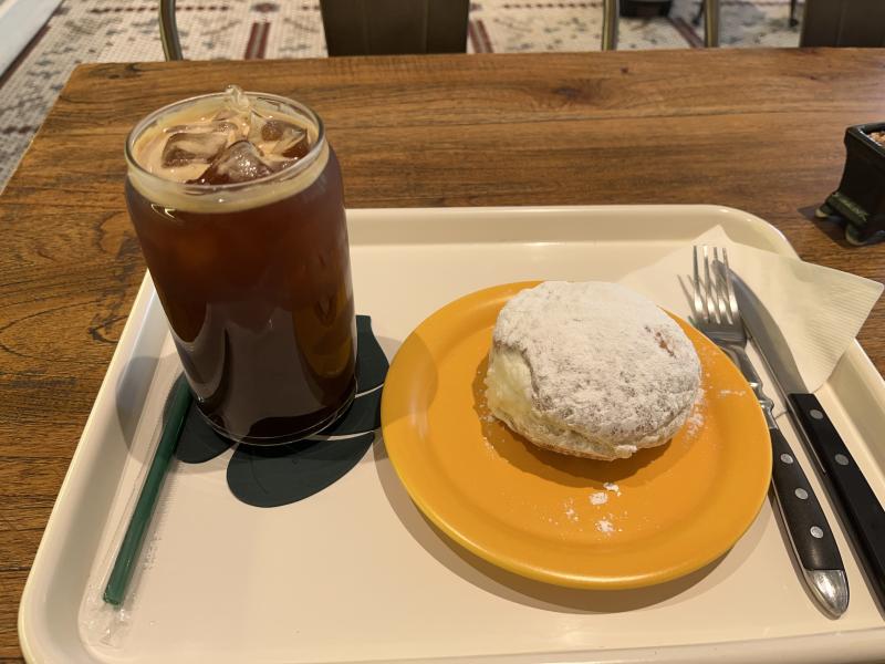 4/29 점심 정확히는 점심은 아니고 브런치 쯤...? 집 앞에 도넛집이 맛있다고 해서 한 번 들러봤어! 도넛은 종류가 많던데 조금 덜 달달한게