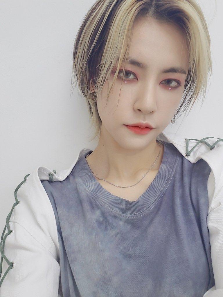 얘들아 공원소녀 미야 아니?? 진짜 잘생겼다 춤추는거 나무 멋있어 거기에 평소에는 너무 귀엽...