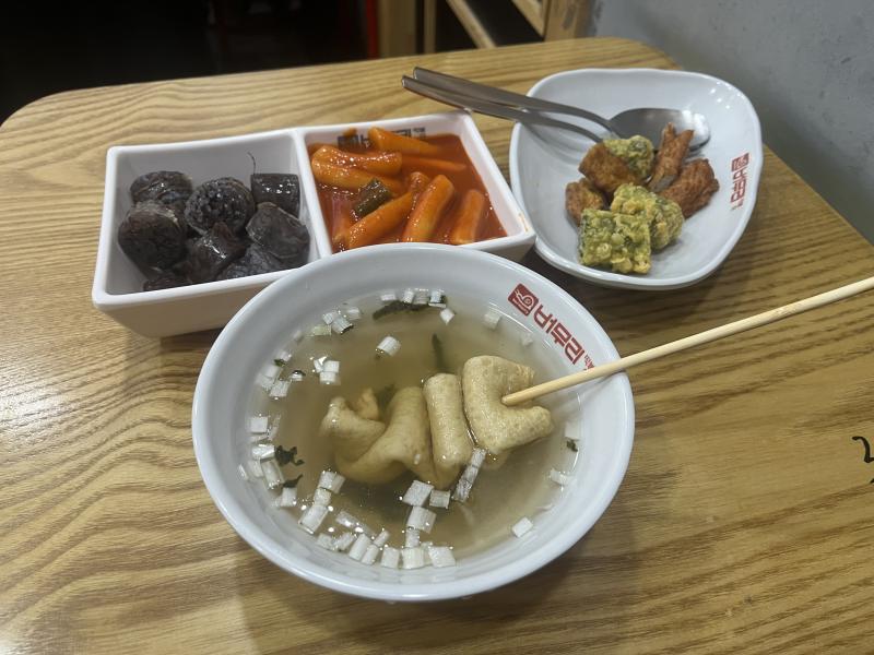 5/2 저녁 >>22 엌ㅋㅋㅋㅋㅋㅋㅋ 오늘 저녁 떡볶이 먹은거 어떻게 안거야...!! 분식집에 갔는데 이것저것 다 먹고 싶어서 떡순튀에 오뎅까지