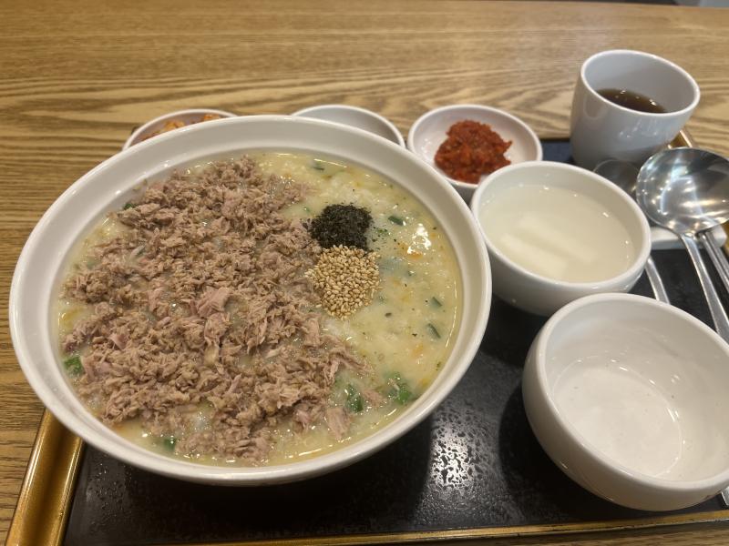 5/6 점심 오랜만이야! 오늘은 죽집에서 참치야채죽 먹었어! 죽 먹기에는 날씨가 좀 덥긴 했지만... 요즘 죽은 종류도 참 많더라 메뉴 보니까 