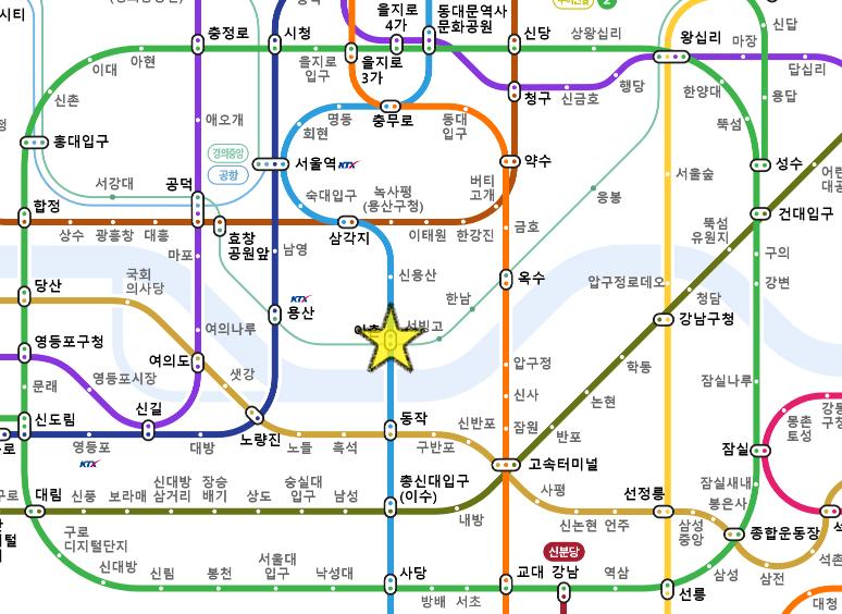 서울특별시 용산구에 있는 수도권 지하철 4호선과 경의 중앙선의 환승역이 있는 이촌역에 있는 2번, 3번 출구 방향에 있는 고객안내부스 뒤쪽에 노