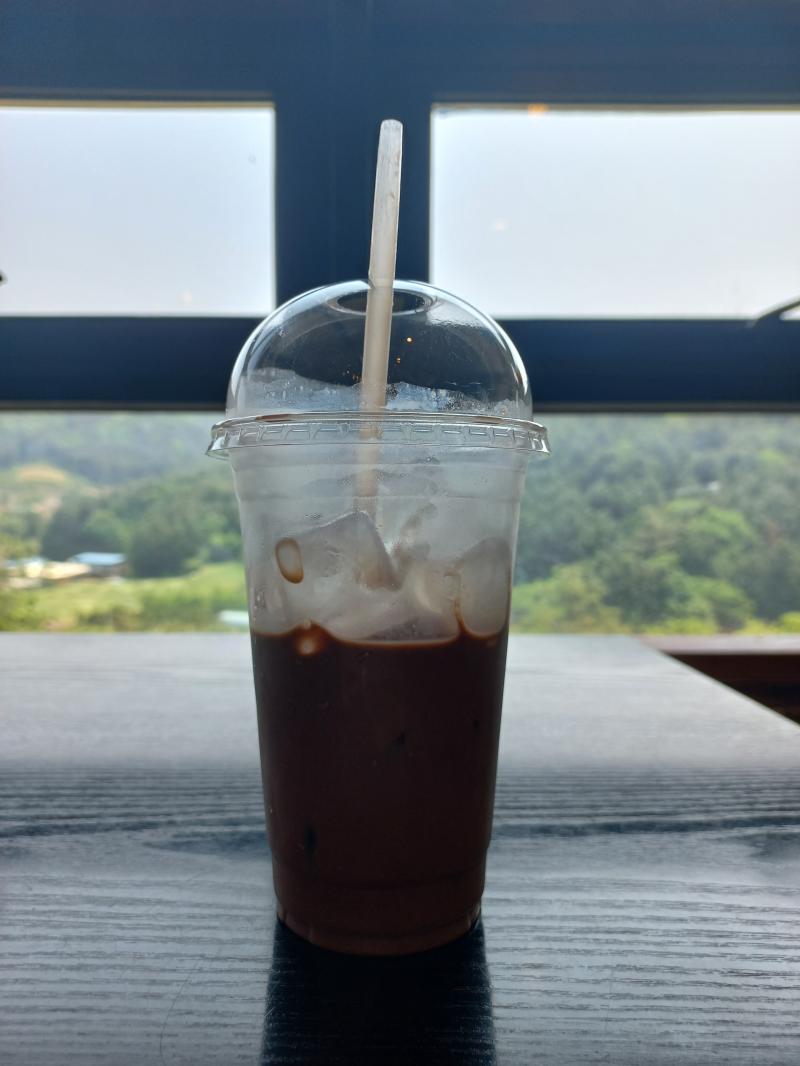 >>756 허브아일랜드 왔는뎅 다 돌아다니다가 다닐 곳이 얼마 없어서 빵집와서 아이스초코 시켜먹는 중... 여유롭다... 좋다...