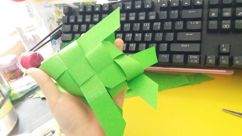 라 플로라 아카데미 1권 야자 잎 잉어 만드는 방법을 보면서 만들어 봤어. 두번째 사진이 원작 그대로 만든거고, 세번째는 유튜브 동영상 보면서