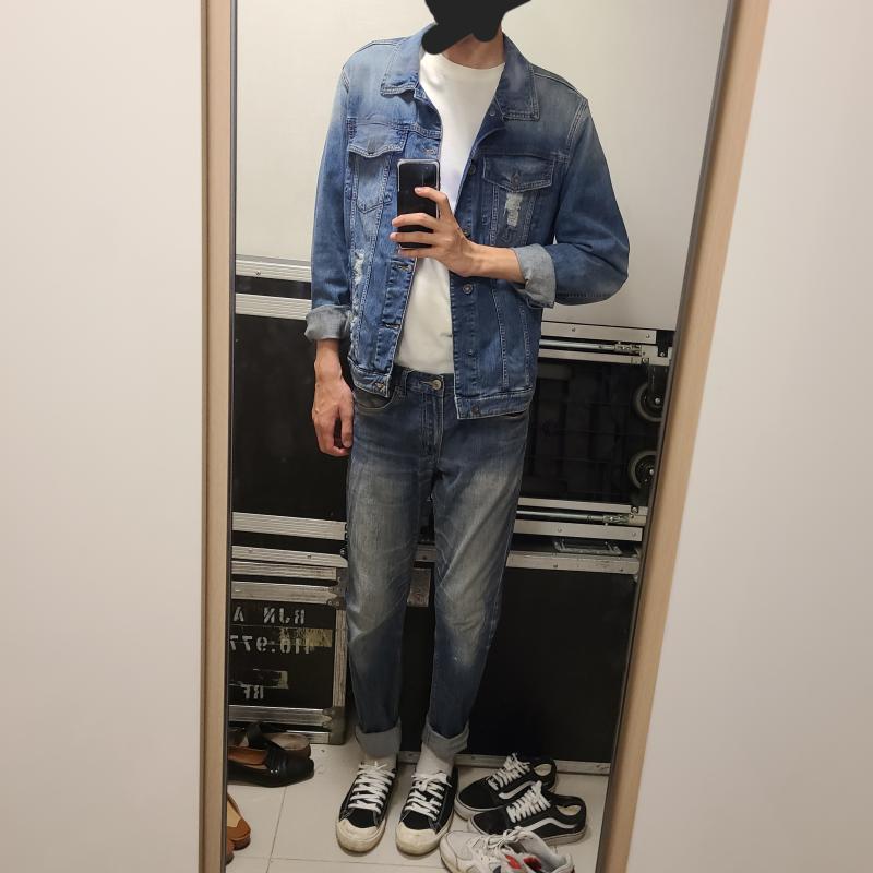 >>285 오 좋아 그럼 여기에 스카프 하나 선글라스 하나 더 어때?? 양말도 검정으로 바꾸고 발목양말 신을거야