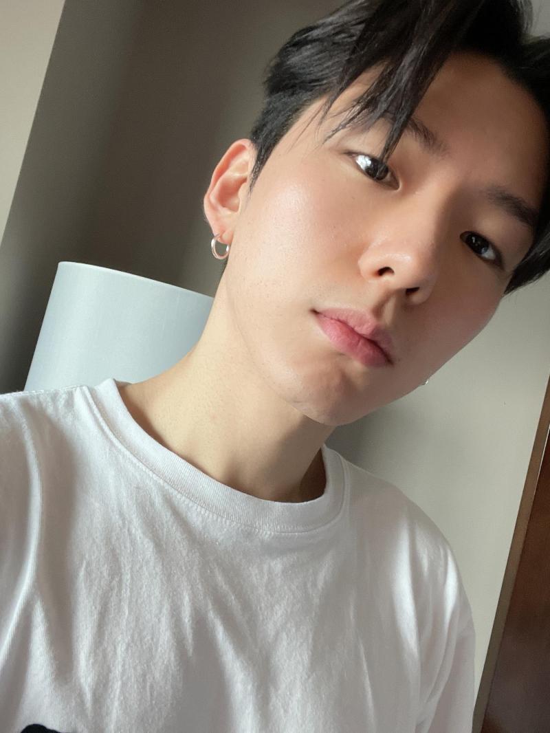 맞다 사진 올릴 거 없나 하고 이 사진 찾아서 이 사진에는 수염 있던가? 하니까 생각 난 건데 나는 기현이 수염 난 사진 좋아하는데 실제로 친구