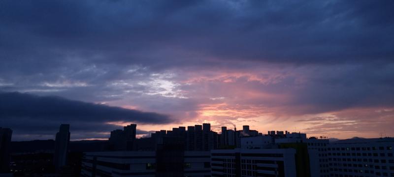 아 맞아 어제 찍은 하늘 사진인데 프로모드로 찍었더니 이케 나옴 나 좀 만족하는 중
