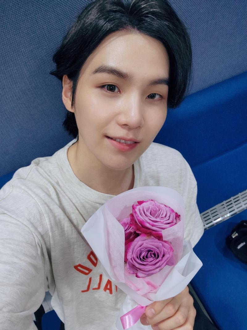 역조공 넘 예뻣더... 진짜 나도 음방 ㅠㅠㅠㅠㅠㅠ 나도 ㅠㅠㅠㅠㅠ 사녹 ㅠㅠㅠㅠㅠㅠㅠㅠㅠㅠㅠㅠㅠ 근데 꽃이ㅠ꽃을 들고 있네ㅜ