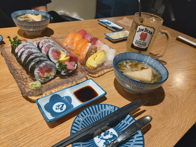 요즘은 친구랑 약속이 자주 생겨서 외식을 좀 자주 했어. 그러다가 테카마키라고 김밥같은 스시를 먹었는데 되게 맛있더라