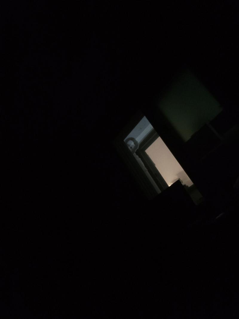 창 밖이 밝고 부예 내일 비가 온대서 그런가 물안개인가봐 창 열어놓으면 너무 습하려나