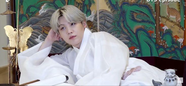 의상이고 소품이고 뭐고 민윤기 눈이 다 작살냄 저 눈 봐 눈!!!!!!!!!!!!!!!!!!!!!!! 눈을보라고!!!!!!!!!!!!!!!!!!