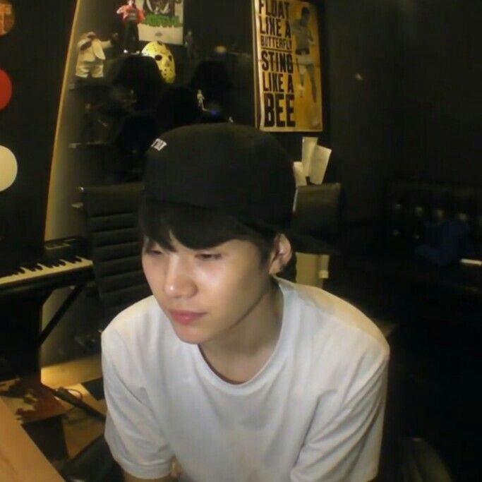 21살 민윤기래... 숨이 안 쉬어짐