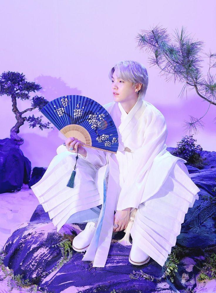 의상이고 소품이고 뭐고 민윤기 눈이 다 작살냄 저 눈 봐 눈!!!!!!!!!!!!!!!!!!!!!!! 눈을보라고!!!!!!!!!!!!!!!!!!