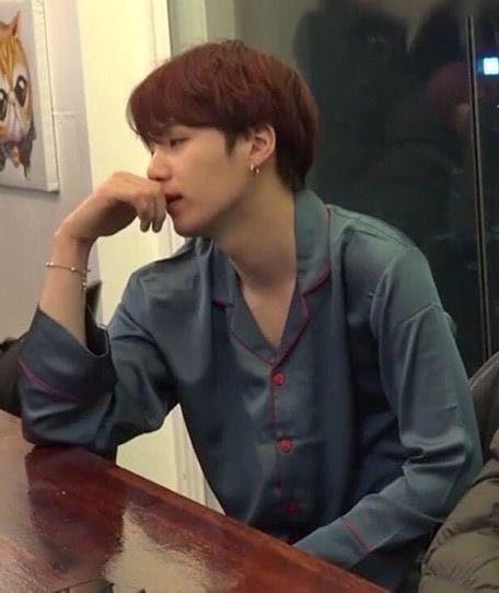 멤버들은 어떻게 이 남성과 제정신으로 대화하나요 진심 저 자세를 봐 저 눈을 봐 저 표정을 봐 니 뭐 하자는 건데요 사람 그릏게 보지 마라 심장