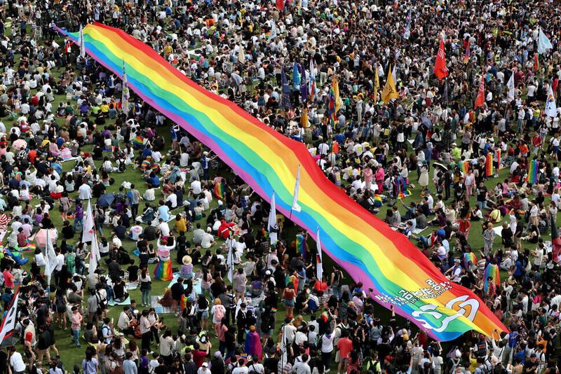 >>7 전체 참여인원 중 저런 사람은 굉장히 극소수임... 사진 보면 사람 엄청 많은데 노출한 사람? 찾기도 힘듦 저런 노출한 사람&선정성 높은